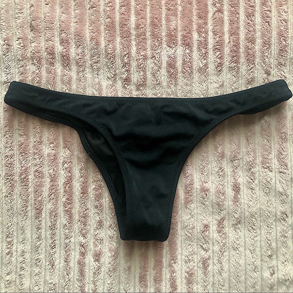 XS Victoria’s Secret cheeky bikini bottoms 🖤👙